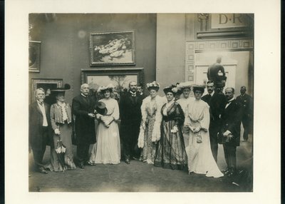 Empfangsgruppe im Palace of Art, einschließlich Mrs. Manning, Präsidentin des Vorstands der Lady Managers (sechste von links) und Florence Hayward (zweite von links) von Unknown